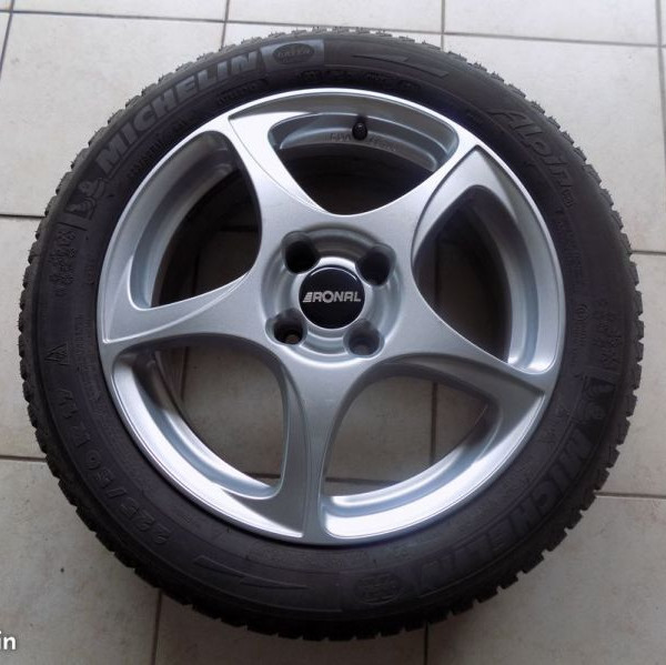 
            225/50R17 Michelin Alpin
    

                        98
        
                    V
        
    
    Roue de voiture

