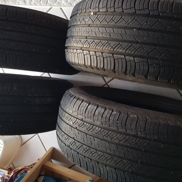 
            235/60R16 Michelin Latitude Tour
    

                        100
        
                    H
        
    
    यात्री कार

