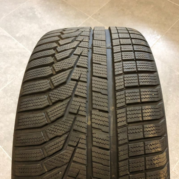 
            255/35R19 Hankook EVO 2 W320
    

                        96
        
                    V
        
    
    乗用車

