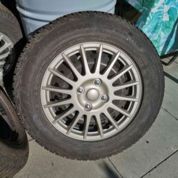 
            215/65R16 Uniroyal 
    

                        98
        
                    H
        
    
    Roue de voiture

