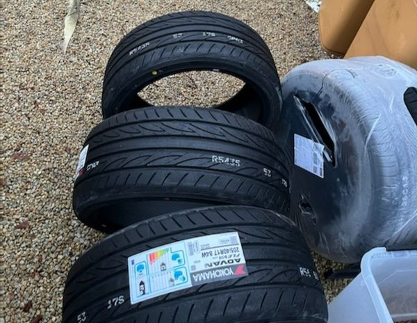 
            205/40R17 Yokohama pneu Yokohama advan fleva v701
    

                        84
        
                    W
        
    
    Personenauto

