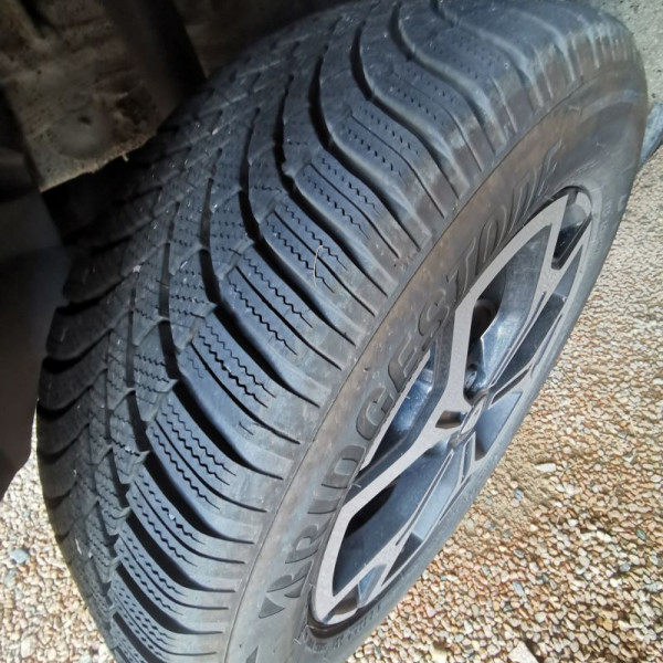 
            215/60R17 Bridgestone BLIZZAK LM005
    

                        96
        
                    H
        
    
    Vehículo de pasajeros

