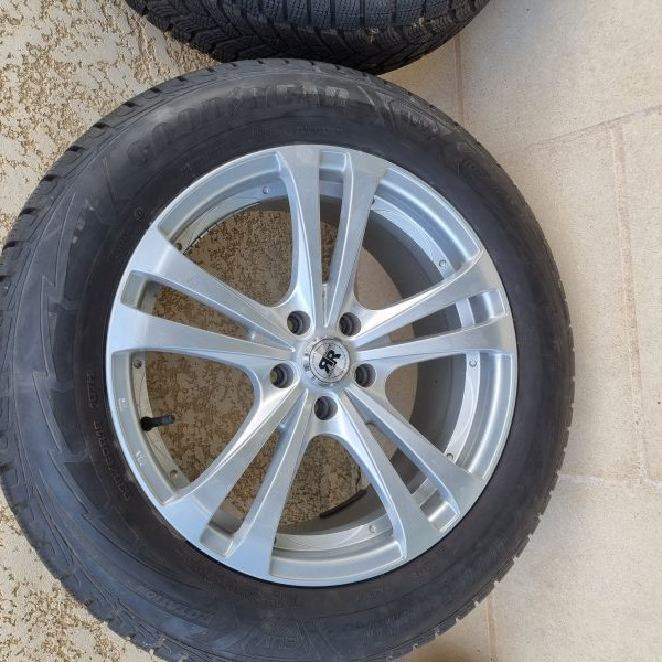 
            235/60R18 Goodyear 
    

                        107
        
                    H
        
    
    Ruota di automobile

