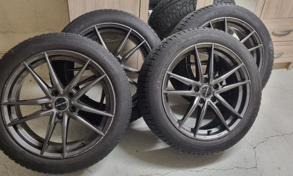 
            215/50R18 Nokian 
    

                        92
        
                    V
        
    
    Roata mașinii

