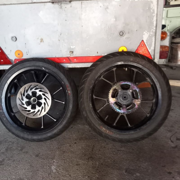 
            130/70R17 Divers 
    

                        91
        
                    V
        
    
    Ruota del motociclo

