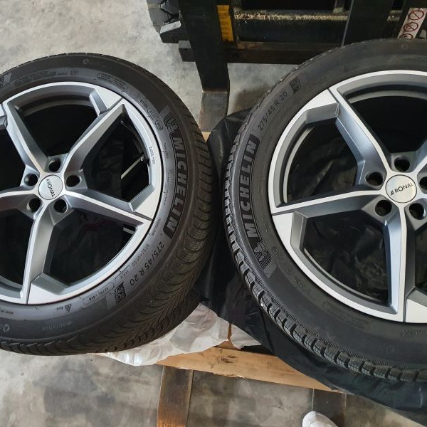 
            275/45R20 Michelin 
    

                        110
        
                    V
        
    
    車輪

