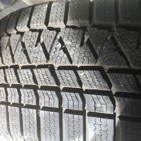 
            225/50R18 Kumho Asymétrique  tubeless
    

                        99
        
                    V
        
    
    Voiture de tourisme

