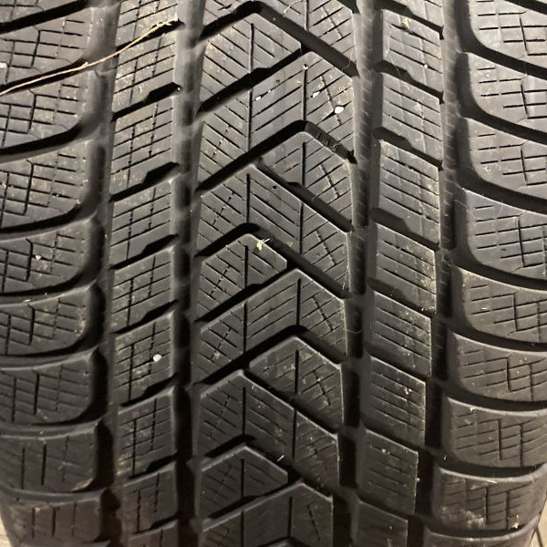 
            295/40R21 Pirelli 
    

                        111
        
                    V
        
    
    4x4 SUV

