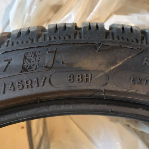 
            205/45R17 Michelin XL Alpin6 M+S
    

                        88
        
                    H
        
    
    乗用車

