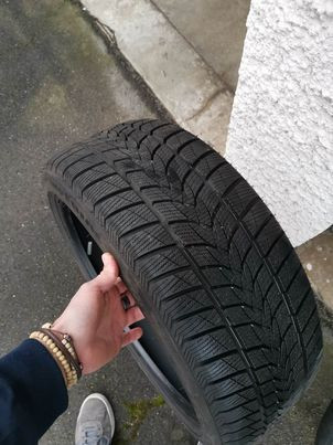 
            215/40R18 Imperial IMPERIAL SNOWDRAGON UHP 3000 km très bon état
    

                        89
        
                    V
        
    
    乘用车

