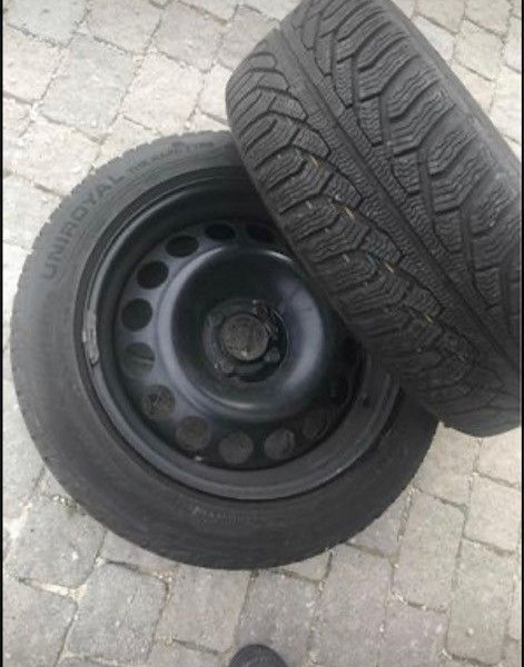 
            225/50R17 Uniroyal 
    

                        98
        
                    V
        
    
    Roue de voiture

