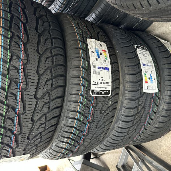 
            235/55R17 Uniroyal AllSeasonExpert 2
    

                        103
        
                    V
        
    
    乘用车

