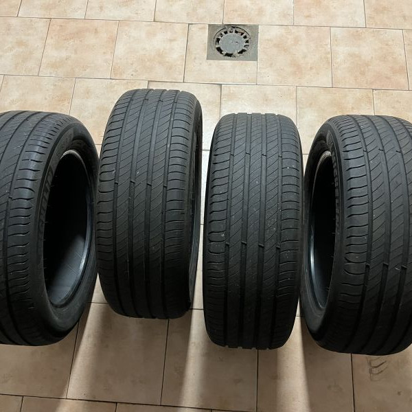 
            225/55R18 Michelin 
    

                        102
        
                    V
        
    
    Voiture de tourisme

