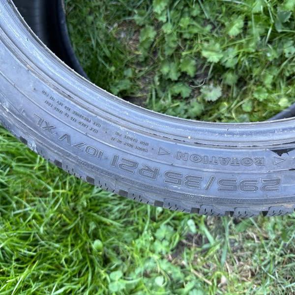 295/35R21 Nokian
107
V
SUV 4x4