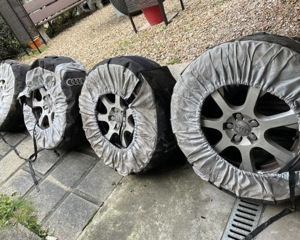 
            235/65R17 Michelin Pneus avec jantes original Audi
    

                        93
        
                    H
        
    
    Autorad

