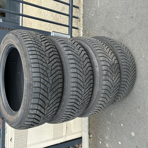 
            235/55R18 Yokohama Pneu Hiver
    

                        100
        
                    V
        
    
    Masina de pasageri

