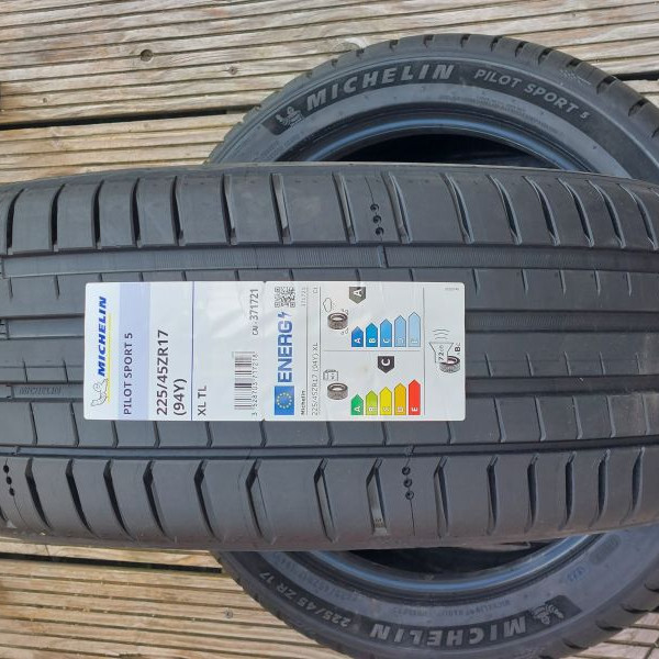 
            225/45R17 Michelin PILOT SPORT 5
    

                        94
        
                    Y
        
    
    Vehículo de pasajeros

