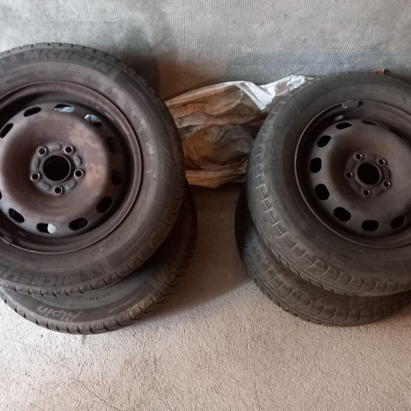 
            195/65R15 Michelin 
    

                        91
        
                    T
        
    
    Roata mașinii

