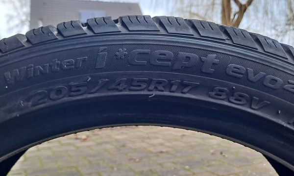 
            205/45R17 Hankook Winter I Cept evo2
    

                        88
        
                    V
        
    
    Personenkraftwagen

