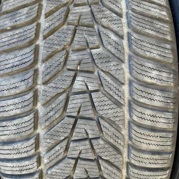 
            225/40R19 Hankook Winter Icept Evo 3
    

                        93
        
                    V
        
    
    यात्री कार

