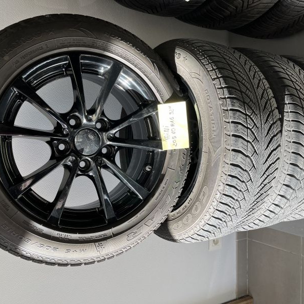 
            205/60R16 Goodyear 
    

                        92
        
                    H
        
    
    Roata mașinii

