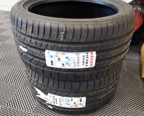 
            285/35R19 Maxxis Maxxis Victra Sport VS01
    

                        99
        
                    Y
        
    
    Voiture de tourisme

