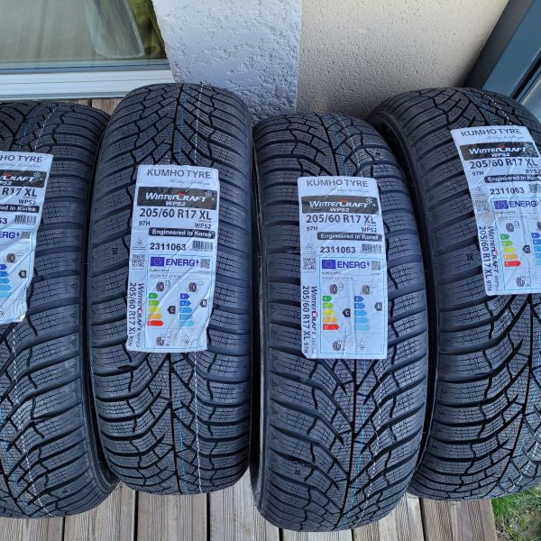 
            205/60R17 Kumho Wintercraft wp52
    

                        97
        
                    H
        
    
    Personenauto

