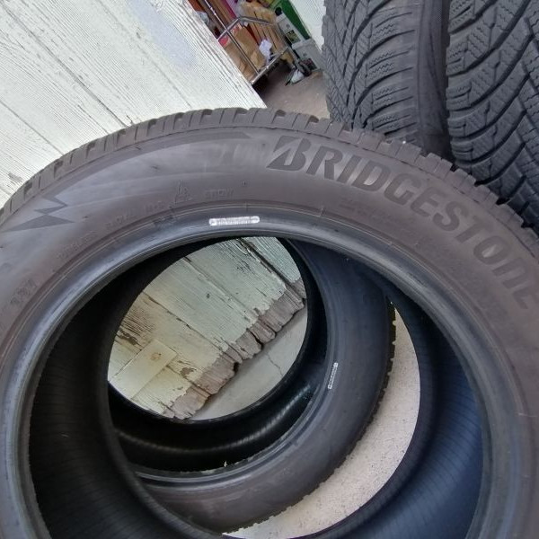 
            215/55R17 Bridgestone Blizzak
    

                        98
        
                    V
        
    
    SUV 4x4

