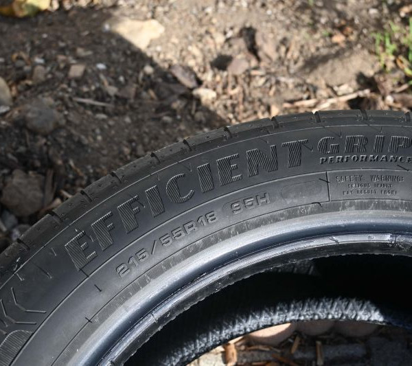 
            215/55R18 Goodyear Efficient grip, seulement 3000 km
    

                        95
        
                    H
        
    
    Vehículo de pasajeros

