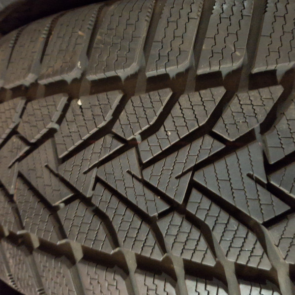 
            225/45R18 Uniroyal winter expert
    

                        95
        
                    V
        
    
    यात्री कार

