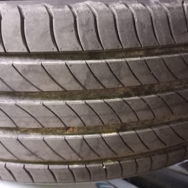 
            225/55R18 Michelin 
    

                        102
        
                    V
        
    
    यात्री कार

