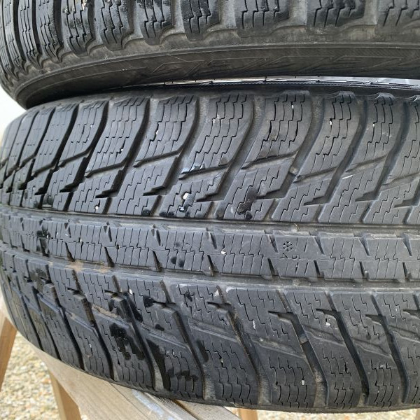 
            235/50R18 Nokian 
    

                        101
        
                    V
        
    
    乗用車

