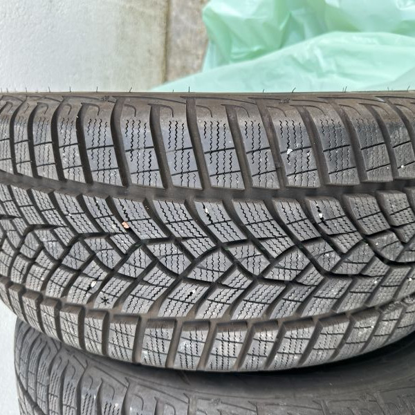 
            235/50R17 Goodyear GOODYEAR ULTRAGRIP PERFORMANCE
    

                        100
        
                    V
        
    
    Carro passageiro

