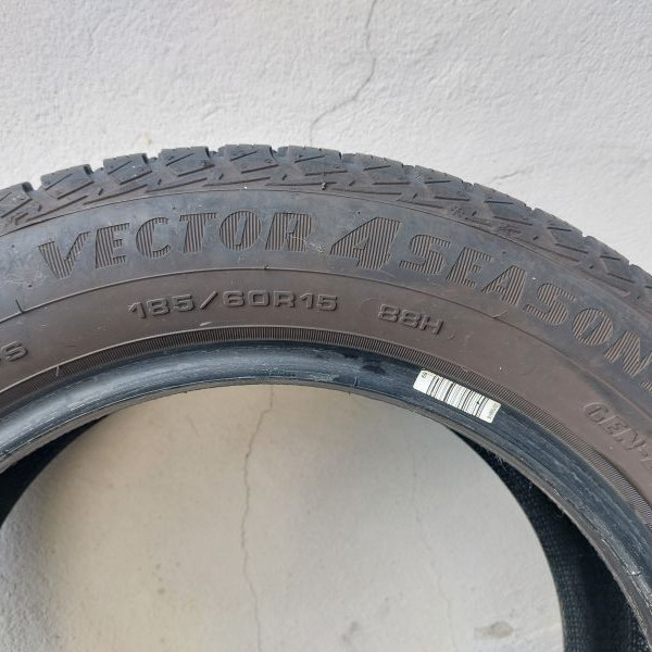 
            185/60R15 Goodyear Vector
    

                        88
        
                    H
        
    
    Carro passageiro

