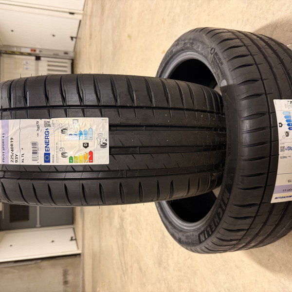 225/40R19 Michelin Pilot Sport 4 S
93
Y
Autovettura