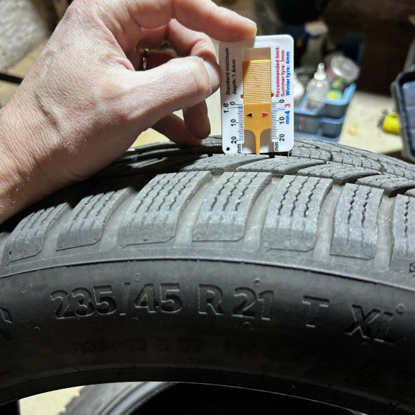 235/45R21 Continental WinterContact
101
T
Carro passageiro