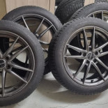 
            215/50R18 Nokian 
    

                        92
        
                    V
        
    
    Roata mașinii

